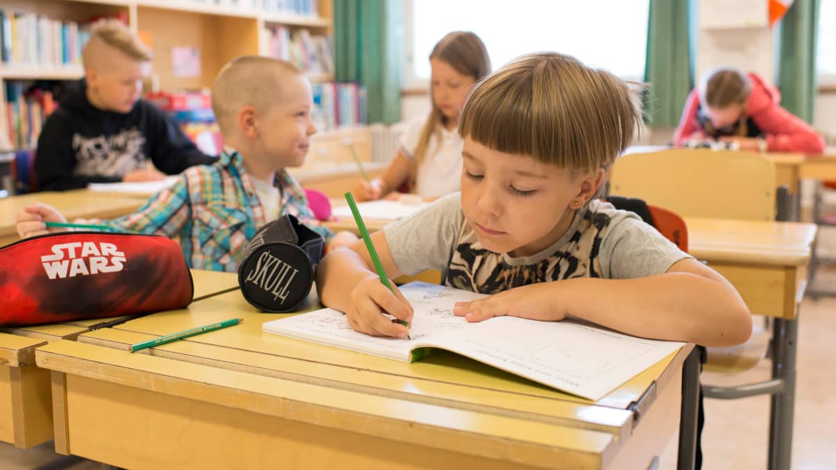Kuvassa oppilaat opiskelevat koululuokassa