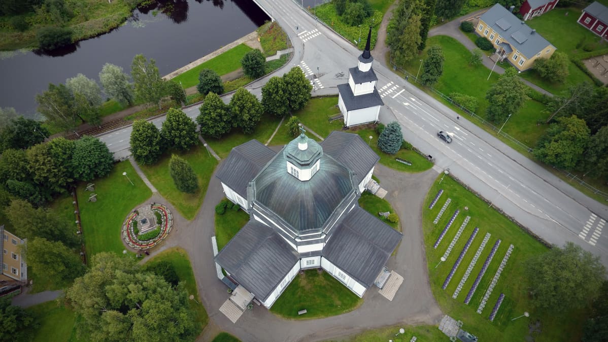 Lapuan tuomiokirkko ilmasta kuvattuna.