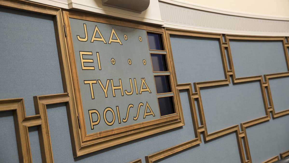 Eduskuntasalin äänestystaulu.