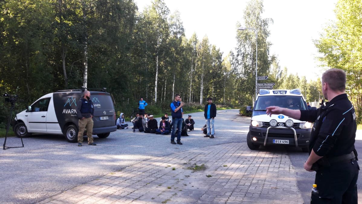 Poliisi aloitti operaation afgaaniperheen maasta poistamiseksi.