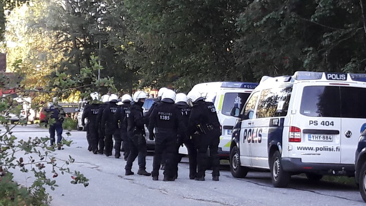 Poliisi aloitti operaation afgaaniperheen maasta poistamiseksi.