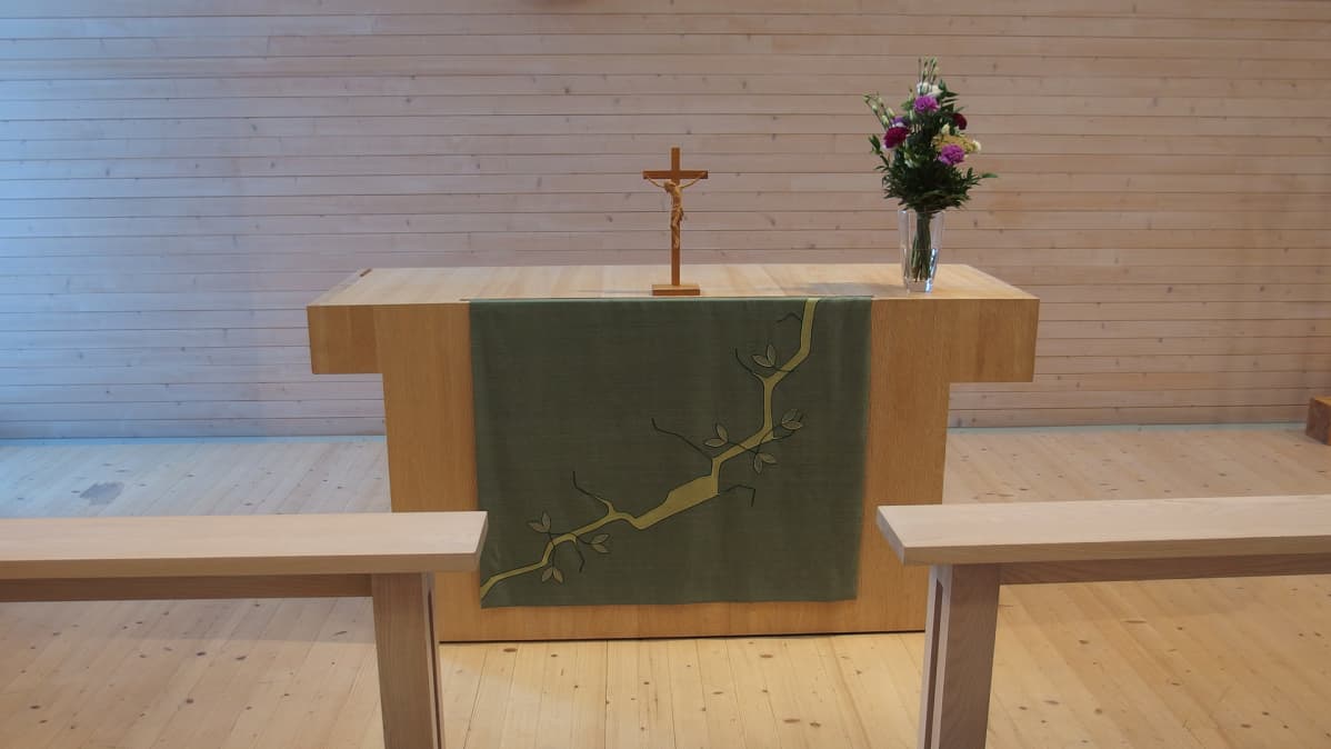 Kuokkalan kirkon alttari.