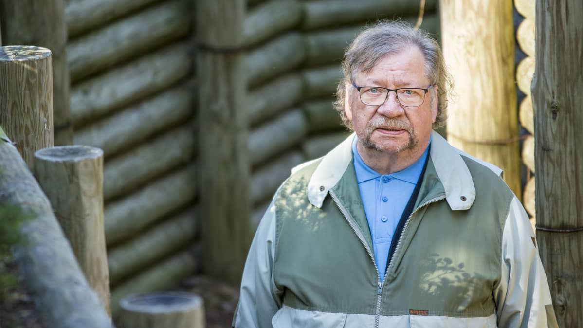 Opas Jorma Piirainen Kuhmon Jyrkkäkoskella.