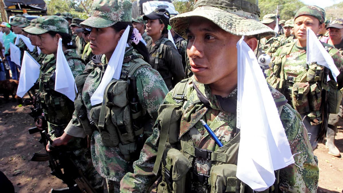 Entisiä Farc-sissejä valkoisia liinoja kiinnitettyinä vaatteisiin.