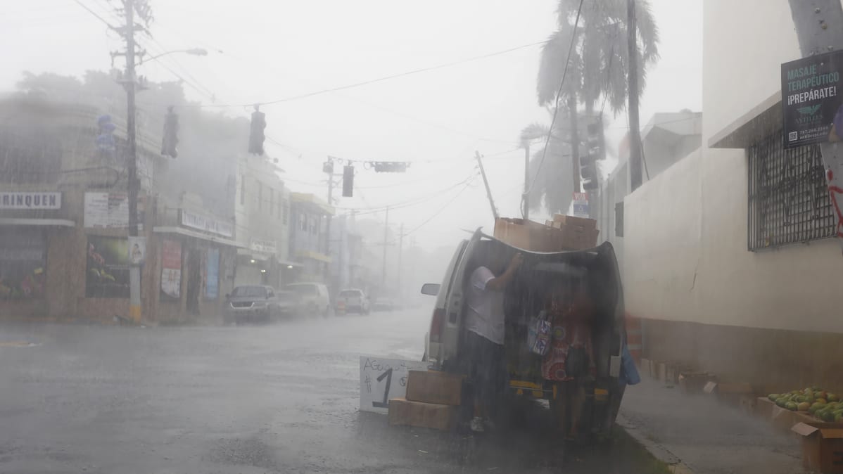 Ihmiset valmistautuivat hurrikaani Irmaan Puerto Ricossa 6. syyskuuta.