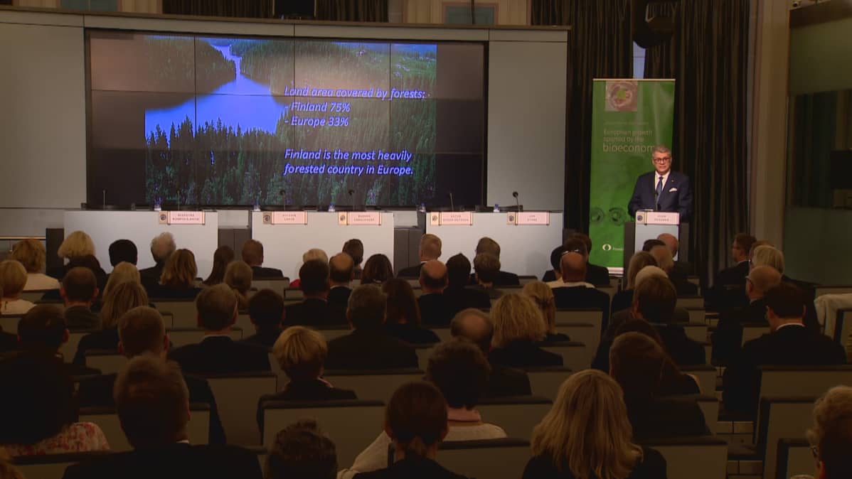 UPM-Kymmenen toimitusjohtaja Jussi Pesonen puhui Brysselissä Metsäteollisuus ry:n tilaisuudessa.