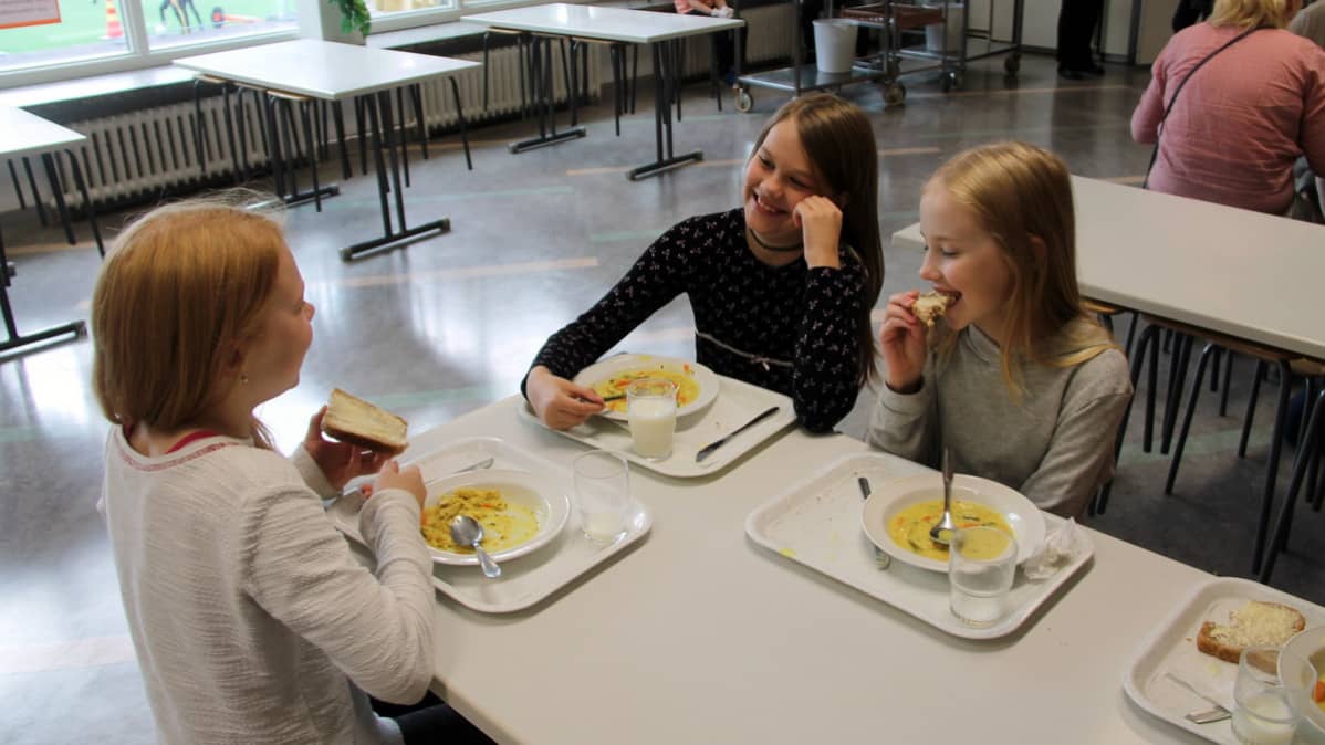 tytöt ruokailevat