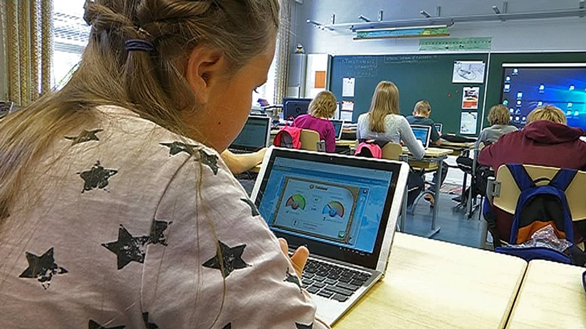Viidesluokkalaiset käyttävät tabletteja tunnilla Linnalan koulussa