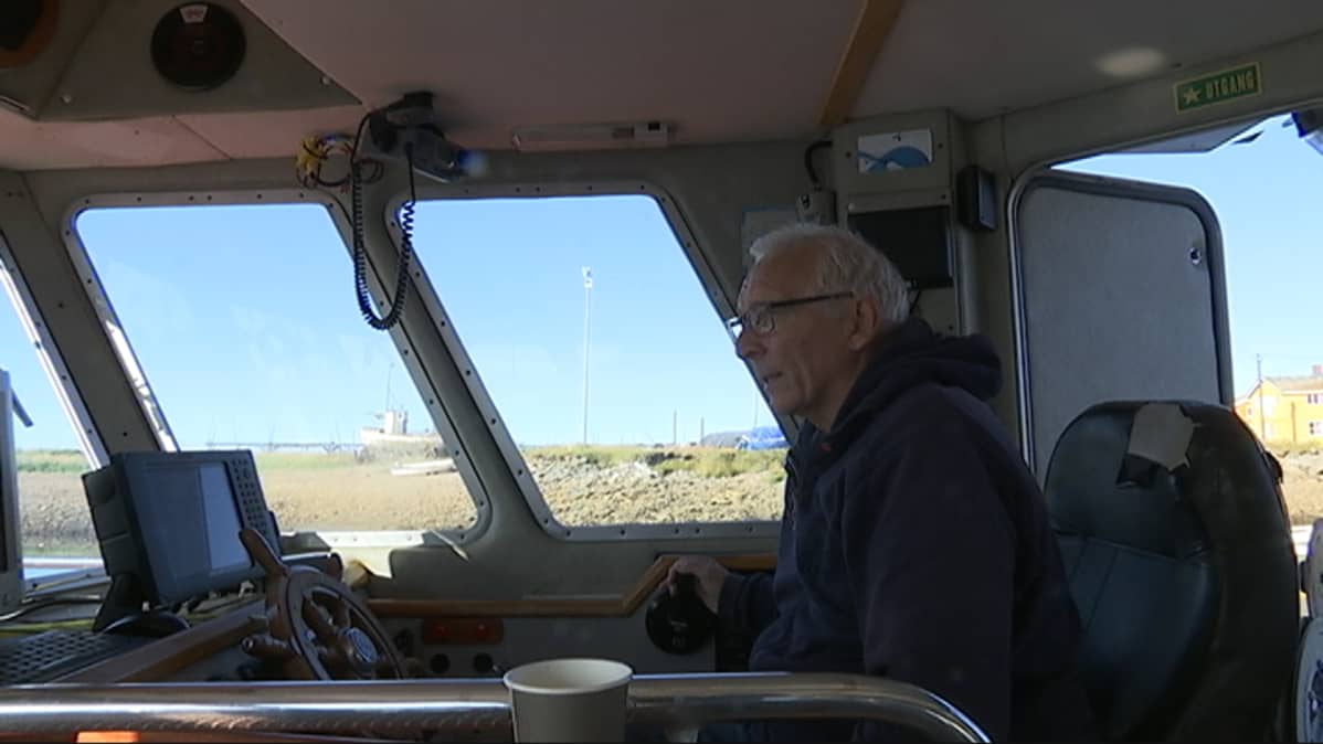 Arne Pedersen kalastusaluksensa ruorissa.