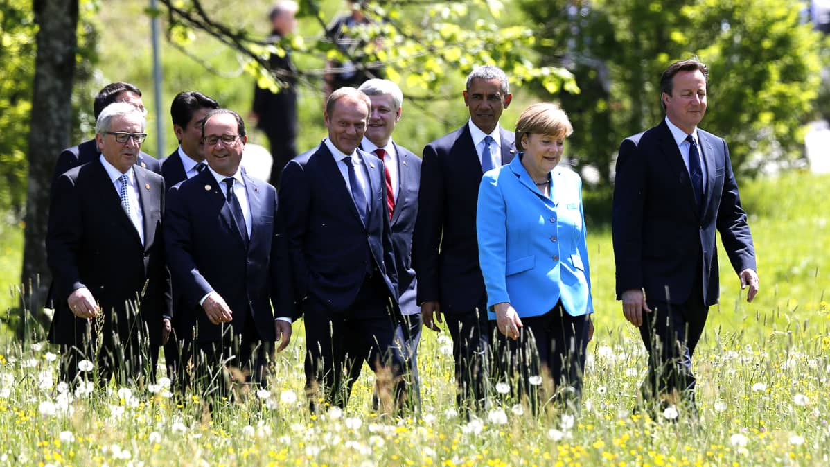 Saksan liittokansleri Angela Merkel etulinjassa vaaleansinisessä jakkupuvussaan G7-kokouksessa Saksan Elmaussa kesäkuussa 2015.