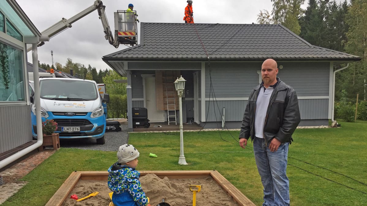 Kuvasa mies ja pikkupoika pihalla