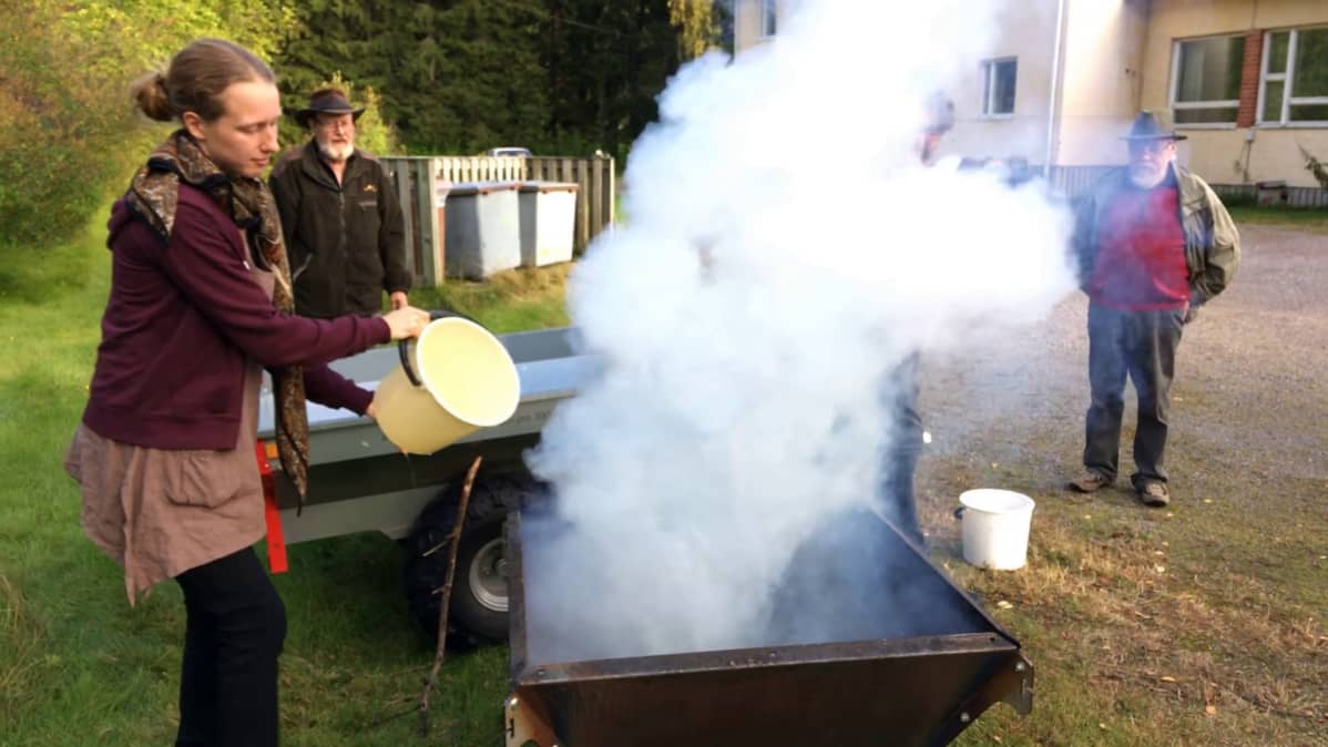Biohiilten päälle kaadetaan vettä