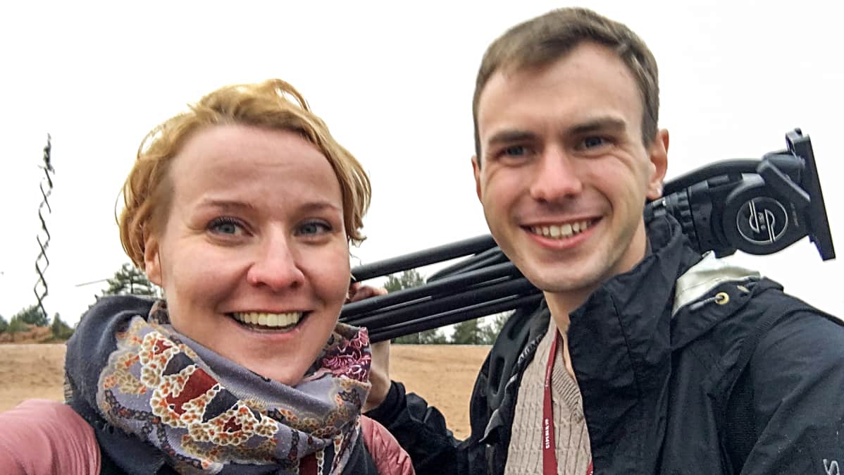 Ylen kirjeenvaihtaja Marjo Näkki ja kuvaaja Grigori Vorobjov.
