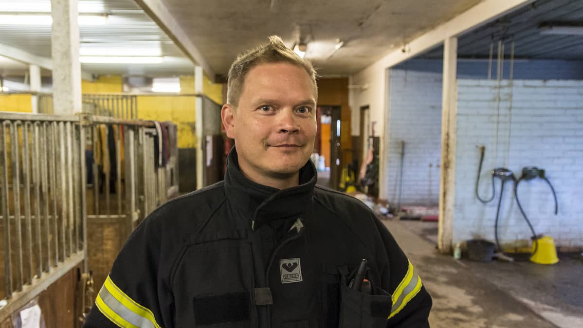 Kainuun pelastuslaitoksen Sotkamon toimipisteen viransijainen paloesimies Mika Korhonen hevostallilla.
