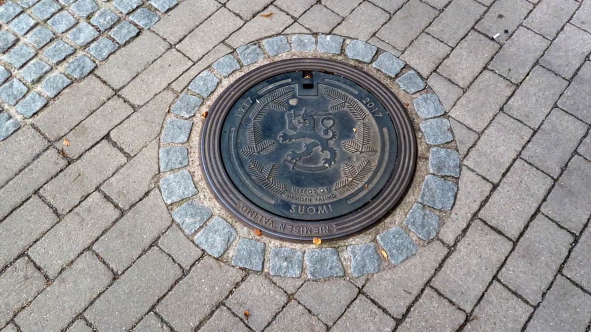 Suomen juhlavuoden kaivonkansi Lappeenrannassa.