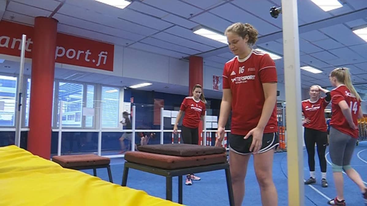 WoVolle Yhdysvalloista keskipelaajaksi tullut 23-vuotias Katie Sullivan valmistautuu hyppyharjoitukseen.