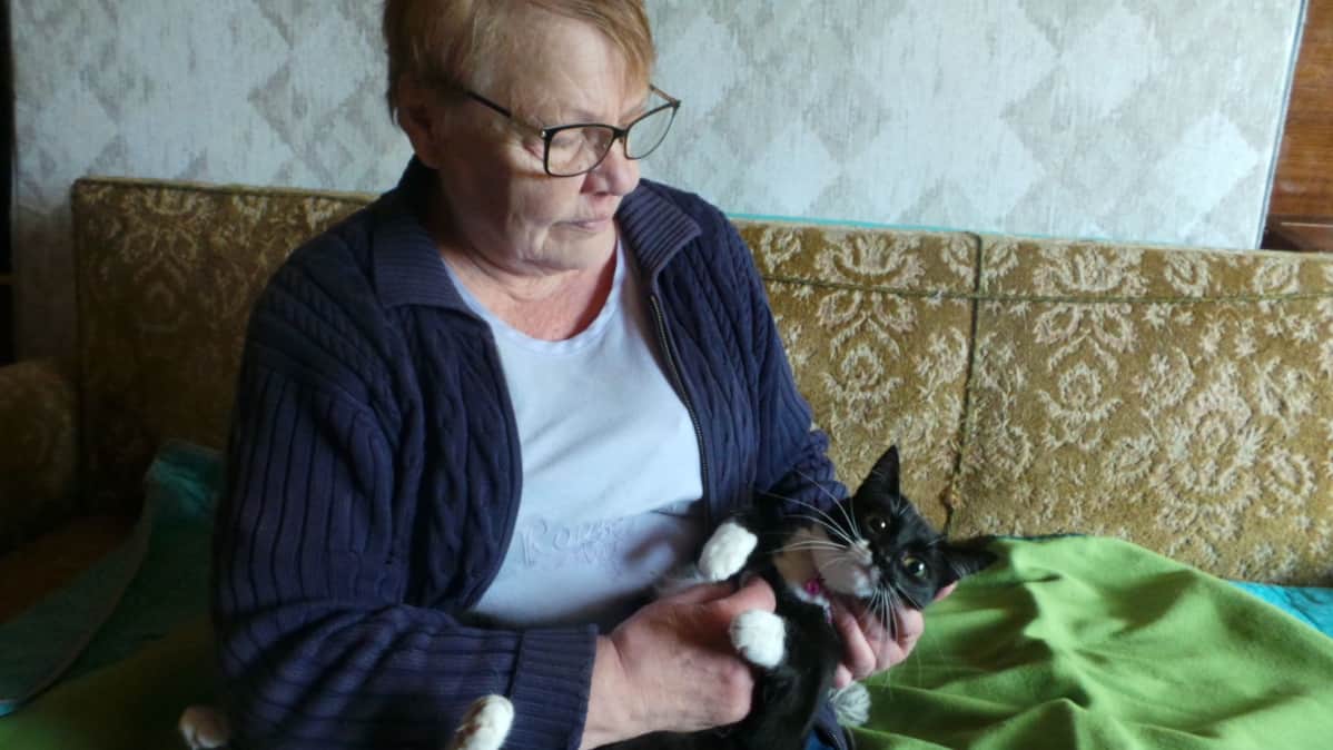 Ritva Sandberg kissa sylissään