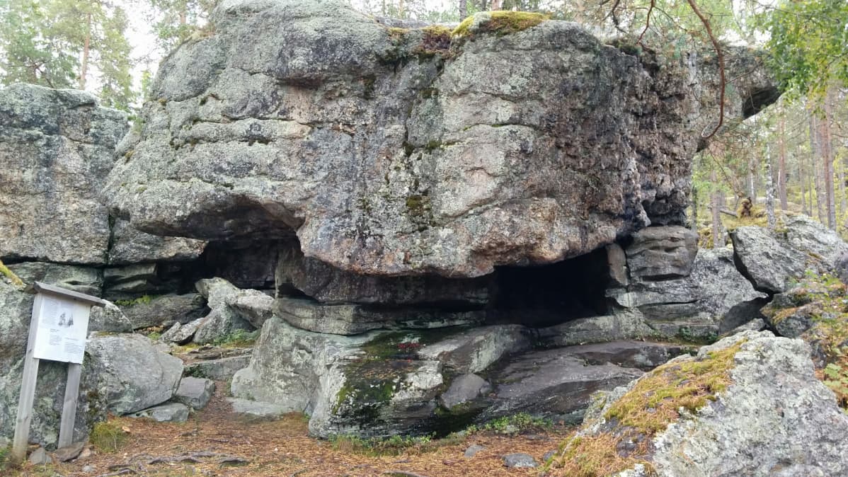 Alajärven Pyhävuoren kiinnostavuus liittyy etenkin kallio- ja kivimuodostelmiin sekä mystisiin uhripaikkoihin. Kuvassa Siankärsäkivi ja sen uumenissa "uuni".