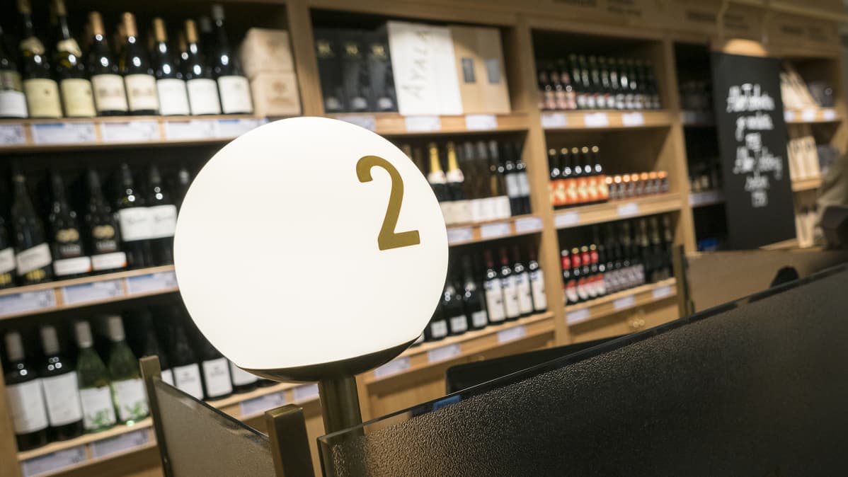 Sisänäkymä Töölöntorin Alkosta.