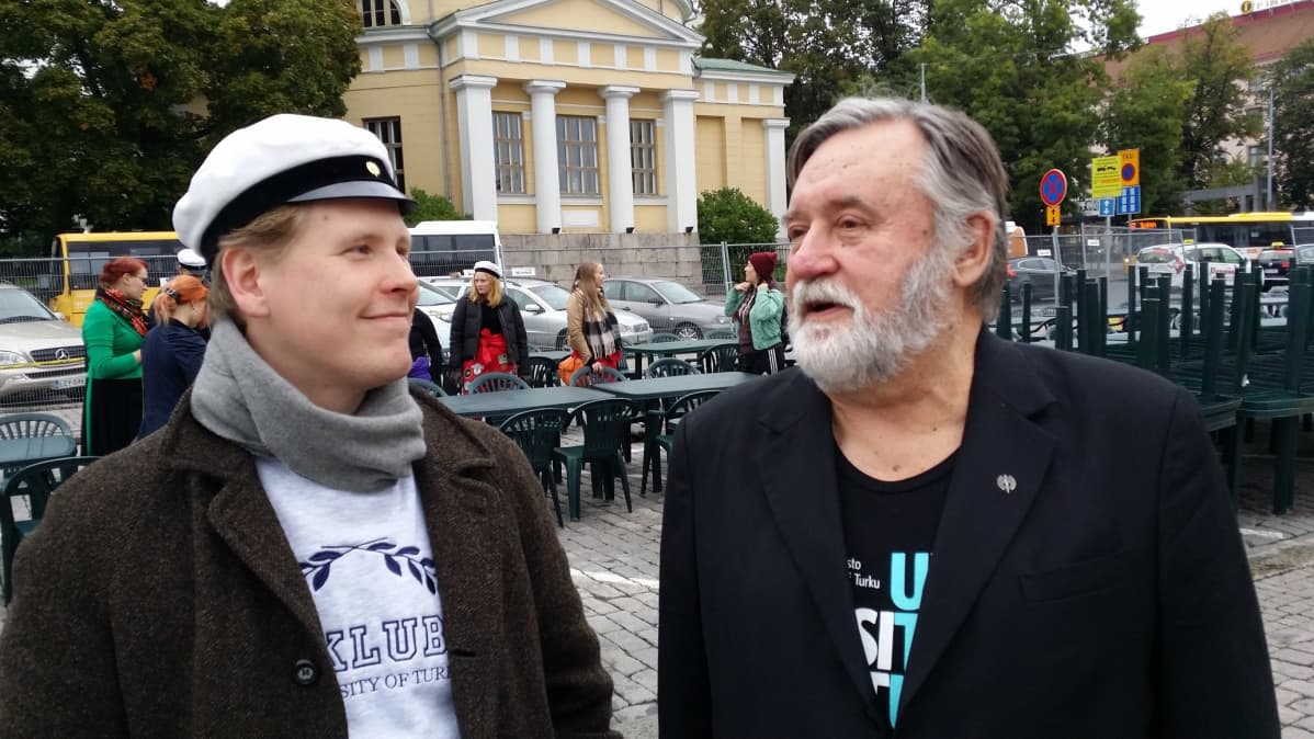Opiskelija Janne Salakka ja emeritusprofessori Timo Soikkanen Turun torilla