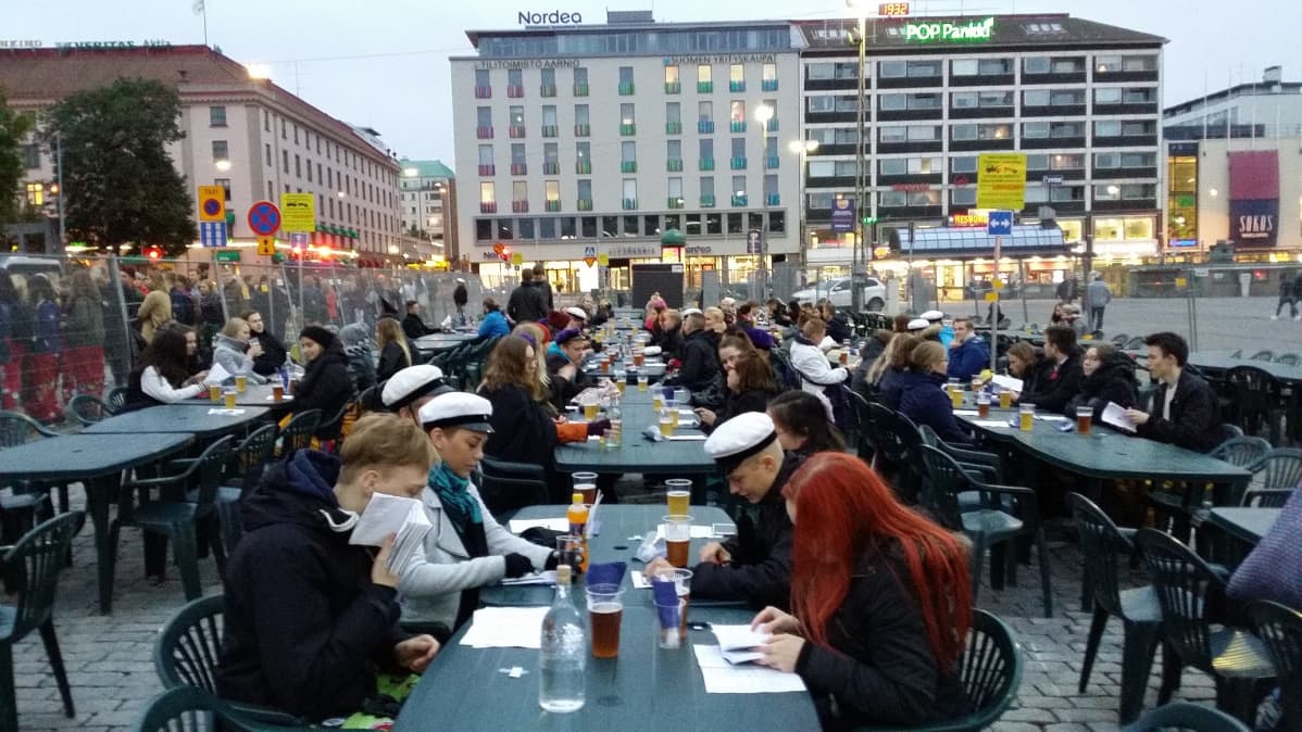 Opiskelijoiden sitsit Turun kauppatorilla