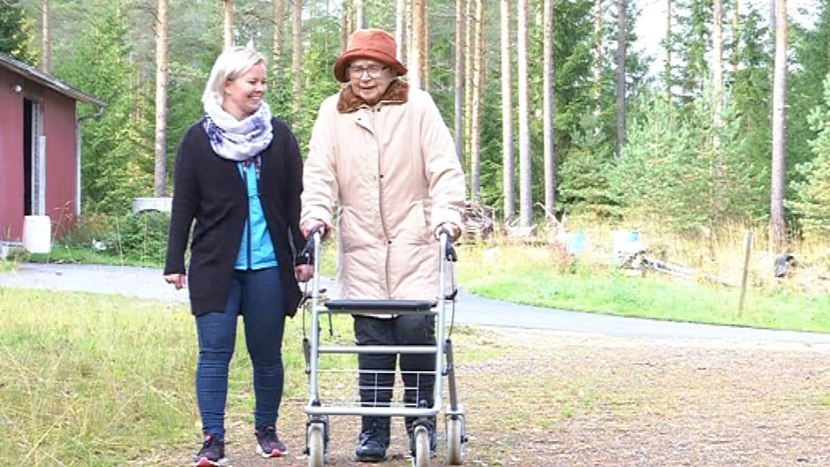 kävelylenkillä vanhus ja avustaja