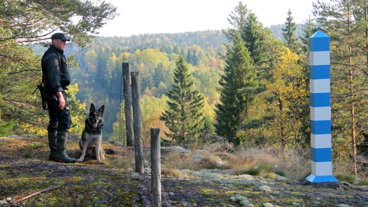 rajavartija Ossi Manninen ja Kamu-koira