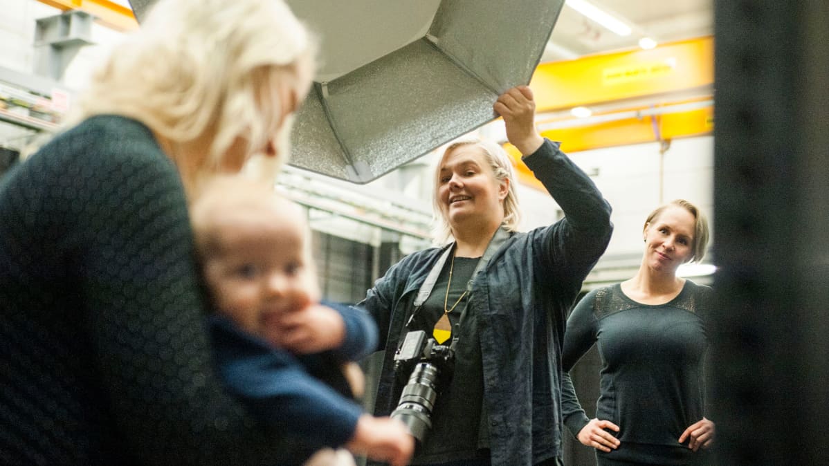 Valokuvaaja asentaa valoja.