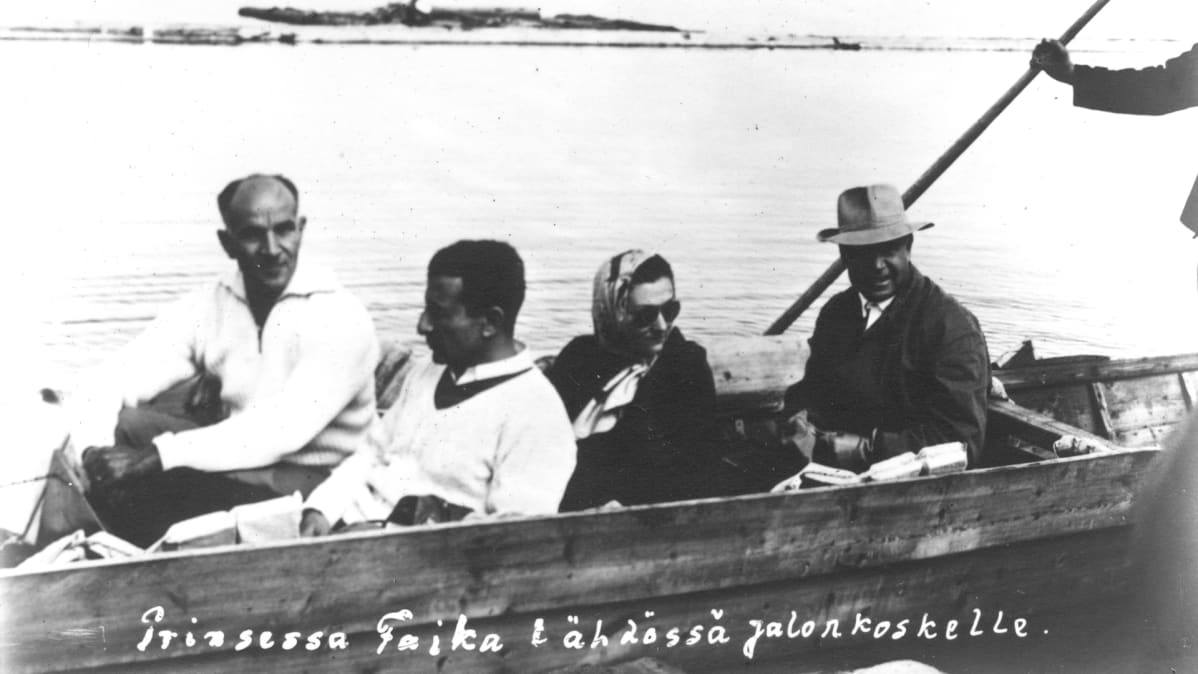 Prinsessa Faika seurueineen veneessä.