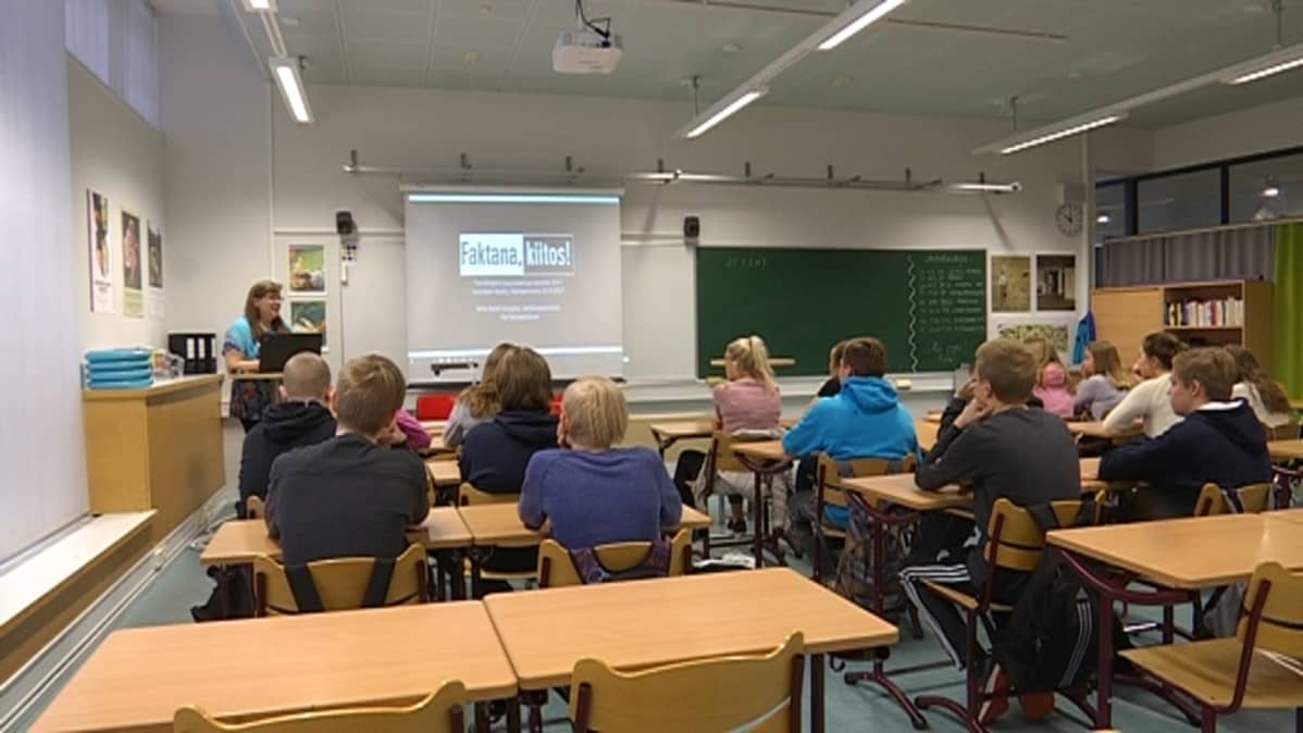 Kaurialan koulun 8C-luokkalaisia