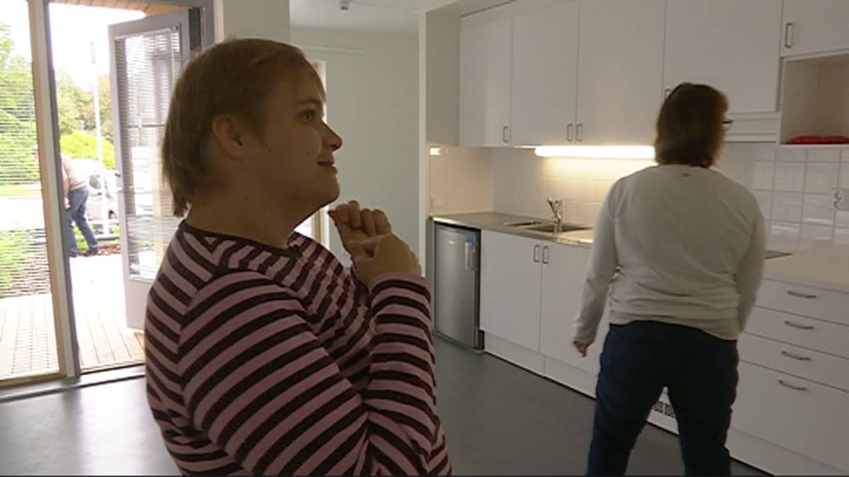 Autisti Minna Tarkiainen Kotkan Saarihovin uudessa asunnossa