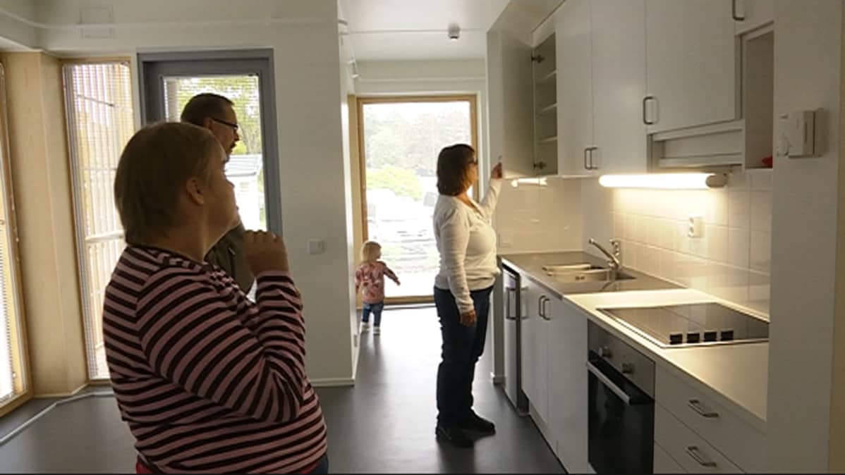 Minna Tarkiainen tutustuu tulevaan asuntoonsa vanhempiensa Juhan ja Hilkan kanssa. Taustalla on myös Minnan veljentytär.