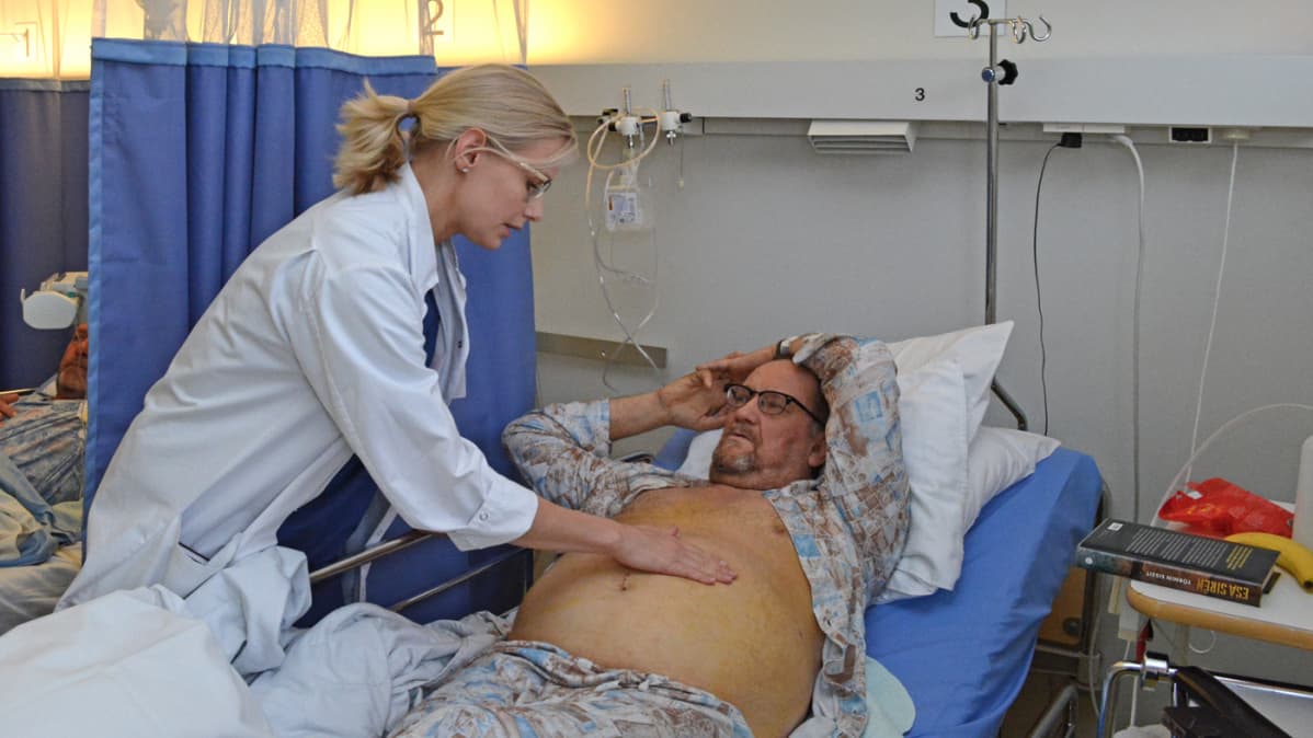 Hospitalisti Kirsi Laitakari tunnustelee potilaan vatsaa Oulun yliopistollisessa sairaalassa.