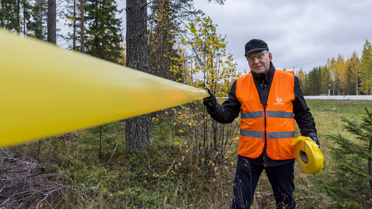 Paltamon riistanhoitoyhdistyksen hallituksen puheenjohtaja Kauko Kemppainen hirvinauhoitetulla alueella.