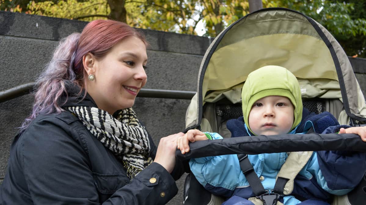 laura grönberg ja vauva vaunuissa