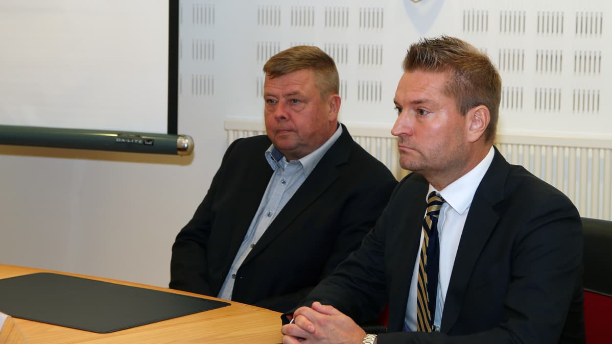 Pekka Perä ja asianajaja Markus Kokko.