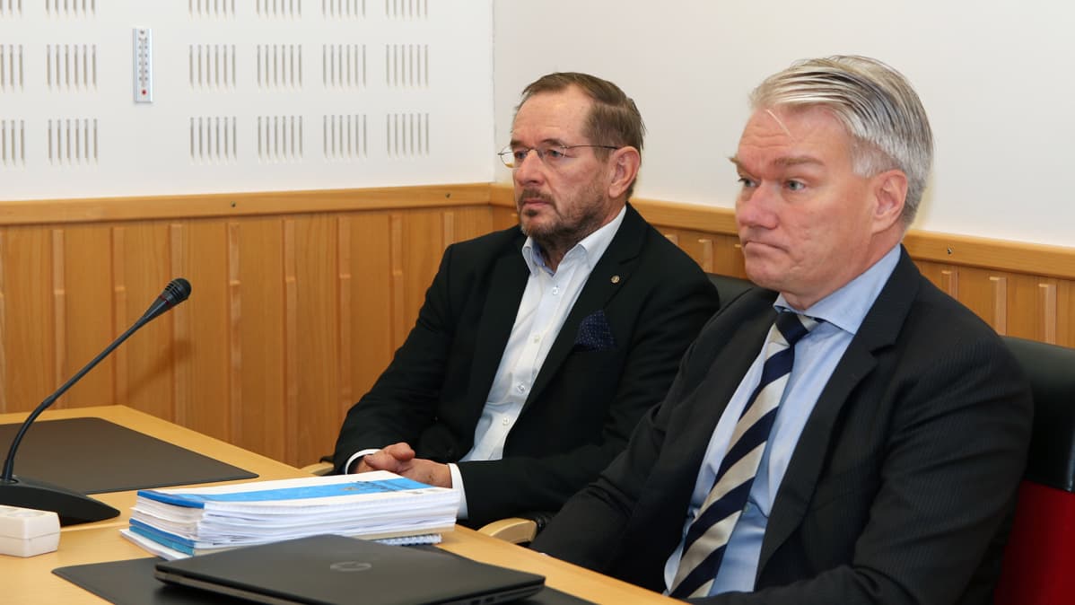 Harri Natunen ja asianajaja Mikko Erkkilä.