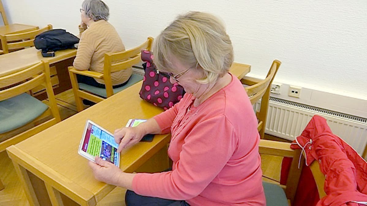 Paula Pyykönen tutkii tablettiaan.