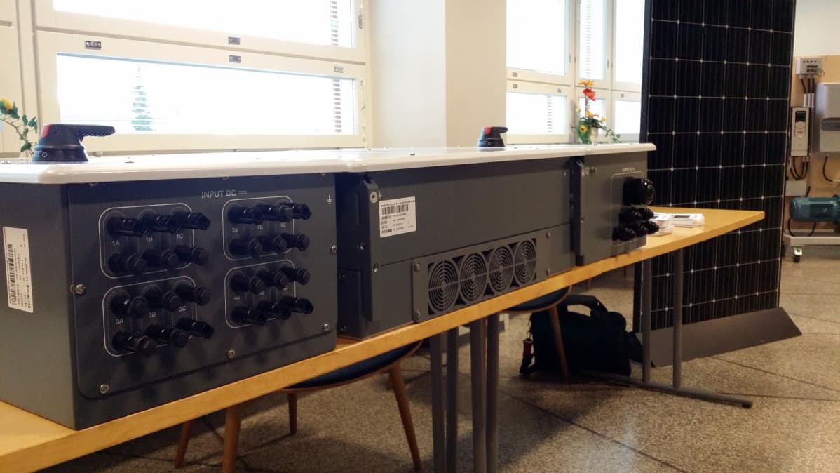 Invertteri eli vaihtosuuntaaja, jonka avulla aurinkopaneelit kytketään muuhun sähköjärjestelmään.