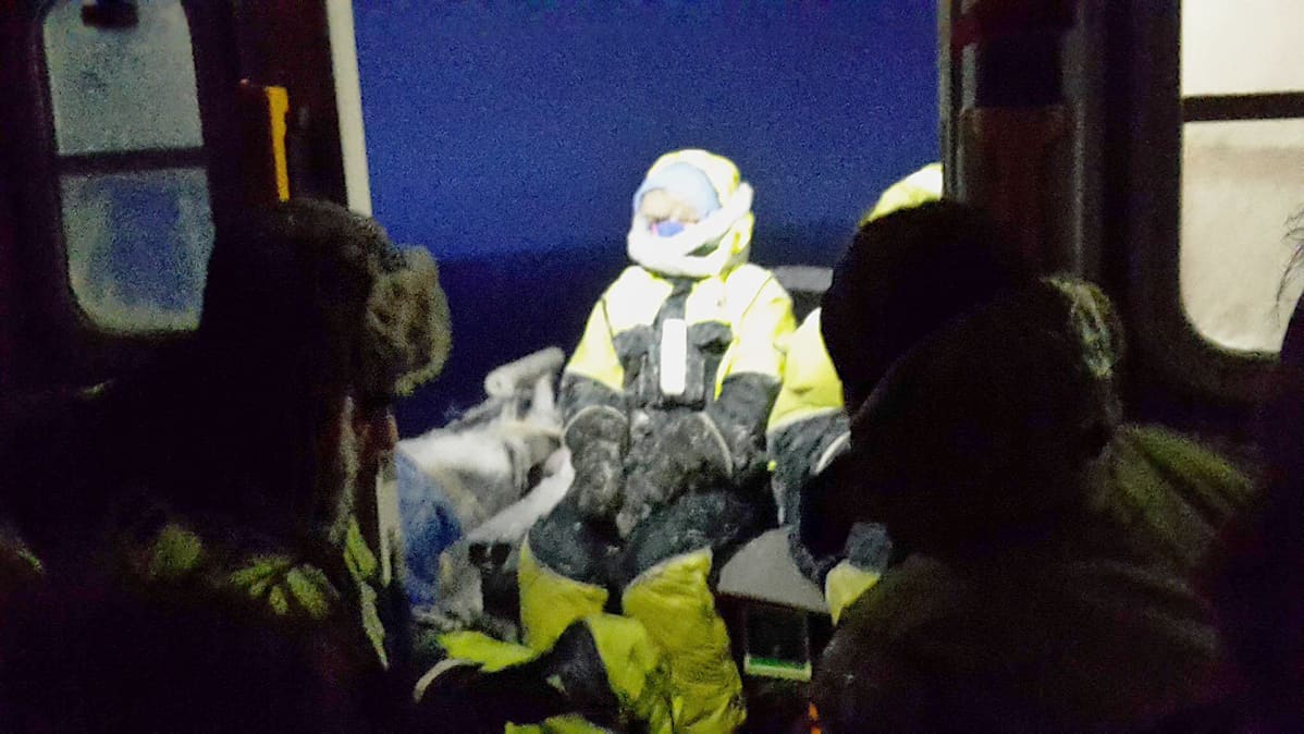 Jemina vaatteet jään peitossa kuvassa keskellä. Kuva on otettu pelastusaluksen kyydissä matkalla satamaan.