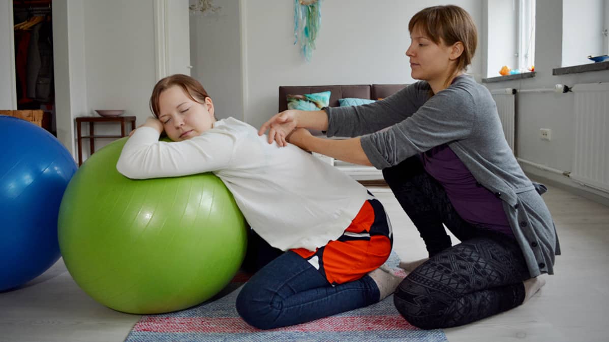 Jenni Kesti ja Tuisku Koski tekevät rentoutusharjoitusta