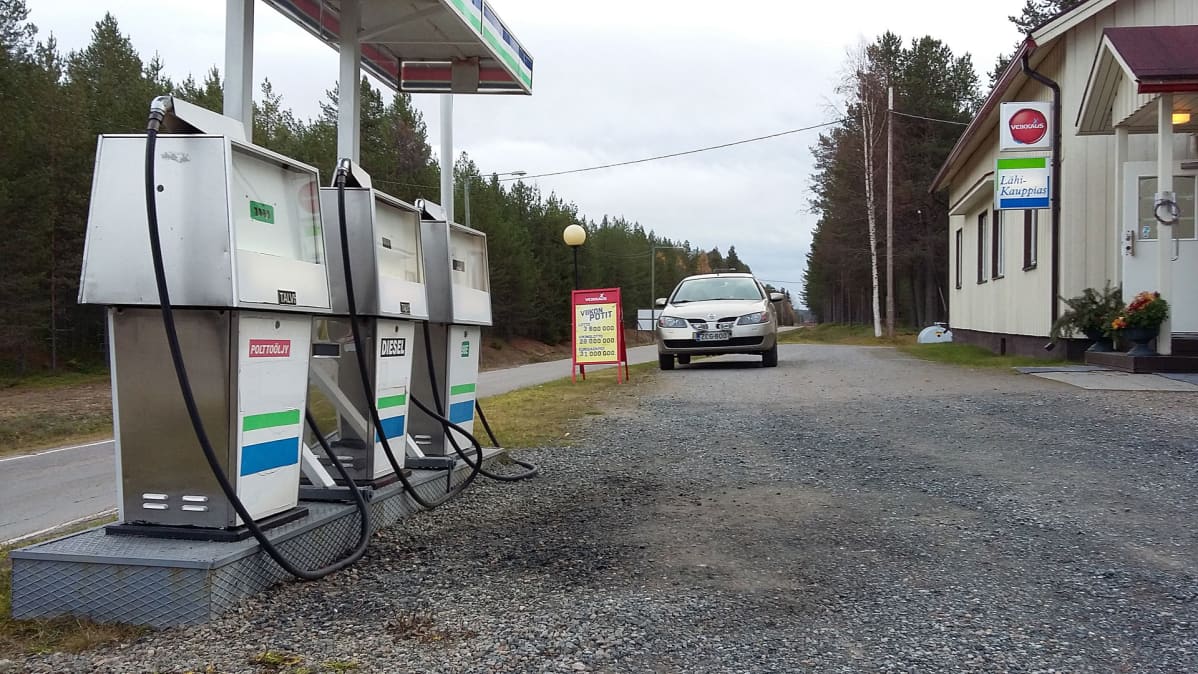 Vanhat polttoainepumput Piimätien puodin pihalla