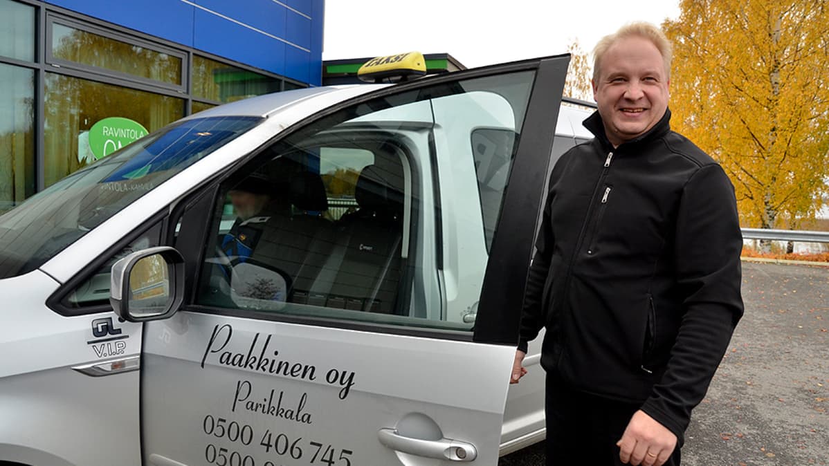 Jukka Paakinen taksinsa edustalla