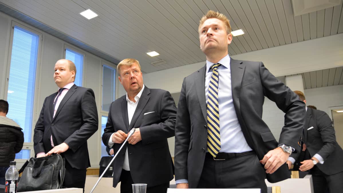 Pekka Perä oikeussalissa.