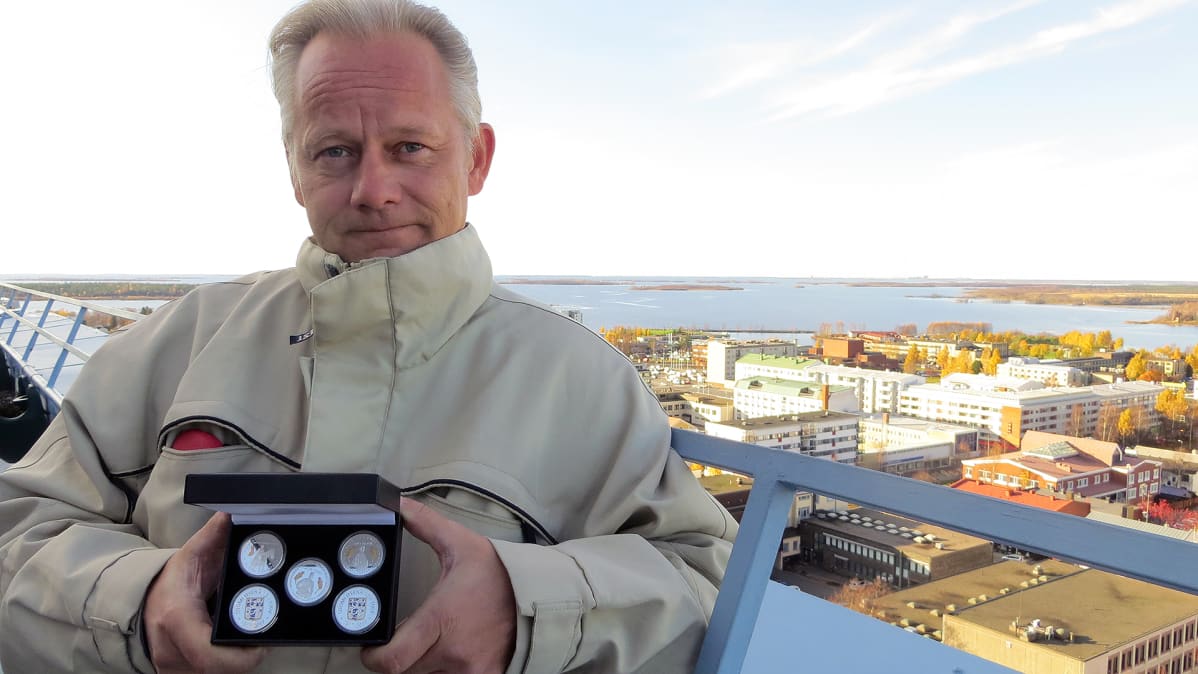Timo Sipola ja hänen suunnittelemansa juhlarahakkeet