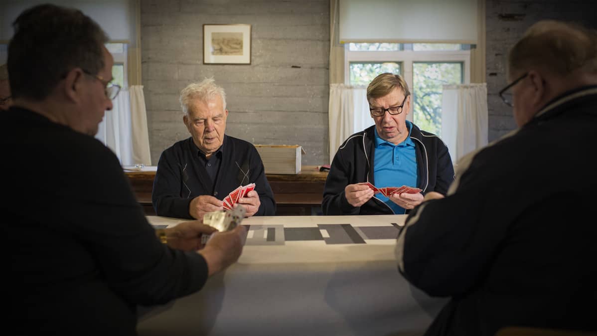 Ahti Salo, Raimo Harsunen ja kaksi muuta pelaamassa korttia.