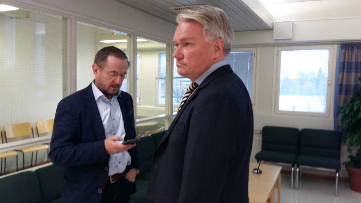 Harri Natunen ja asianajaja Mikko Erkkilä hovioikeudessa 18.10.2017.
