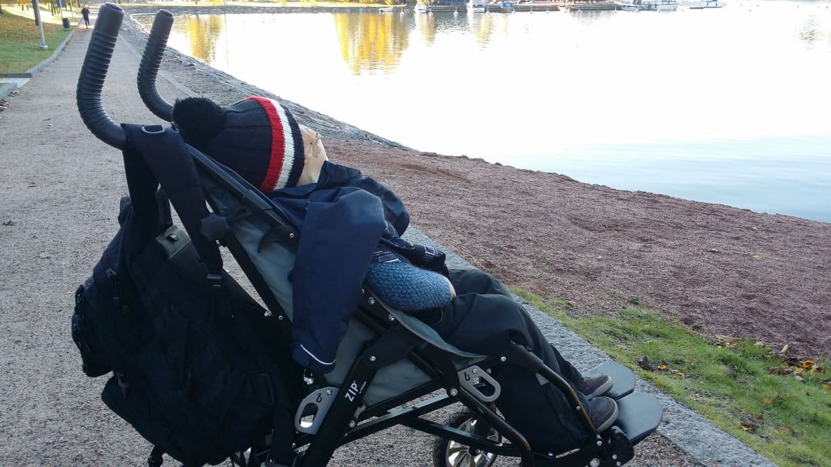Vanhemmat toivovat, että 4-vuotias pystyy pian taas kävelemään.