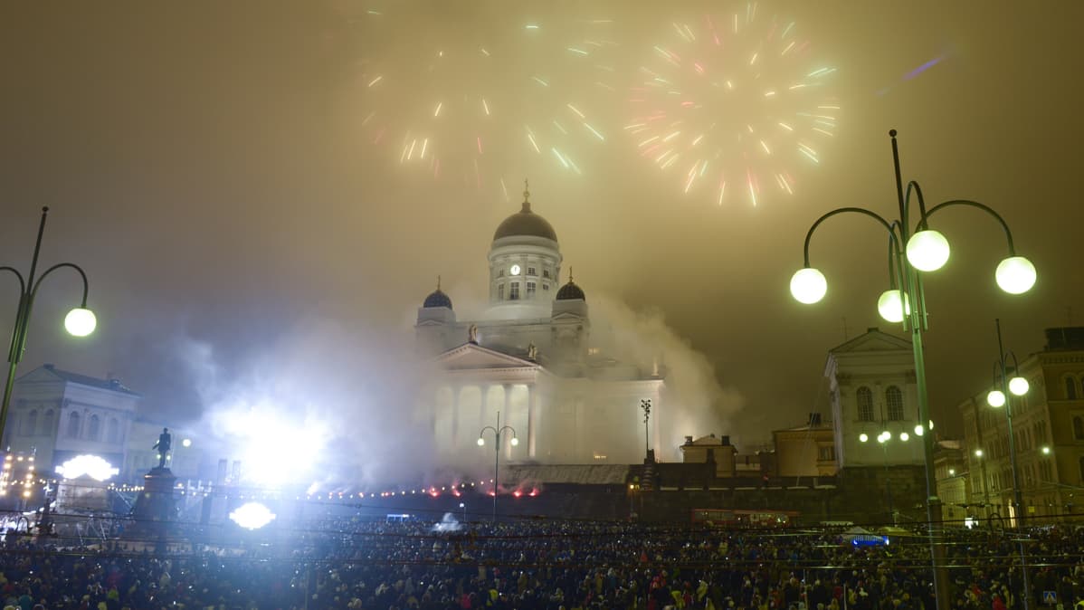 Ilotulitusta Senaatintorilla.