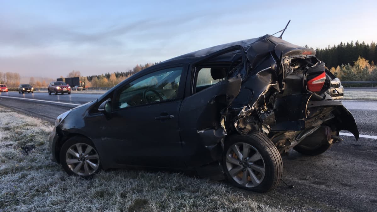 Kolaripaikka Lempäälässä, rutistunut henkilöauto.